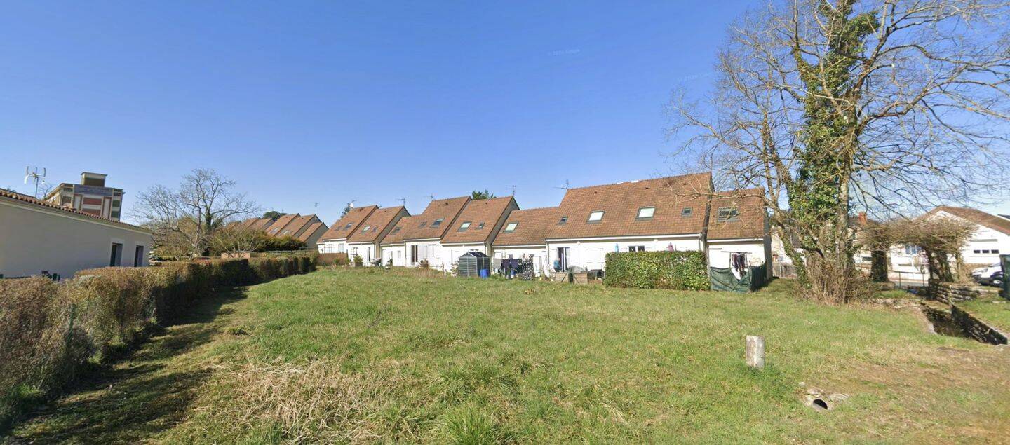 Façade de la maison - terrain à Pleumartin