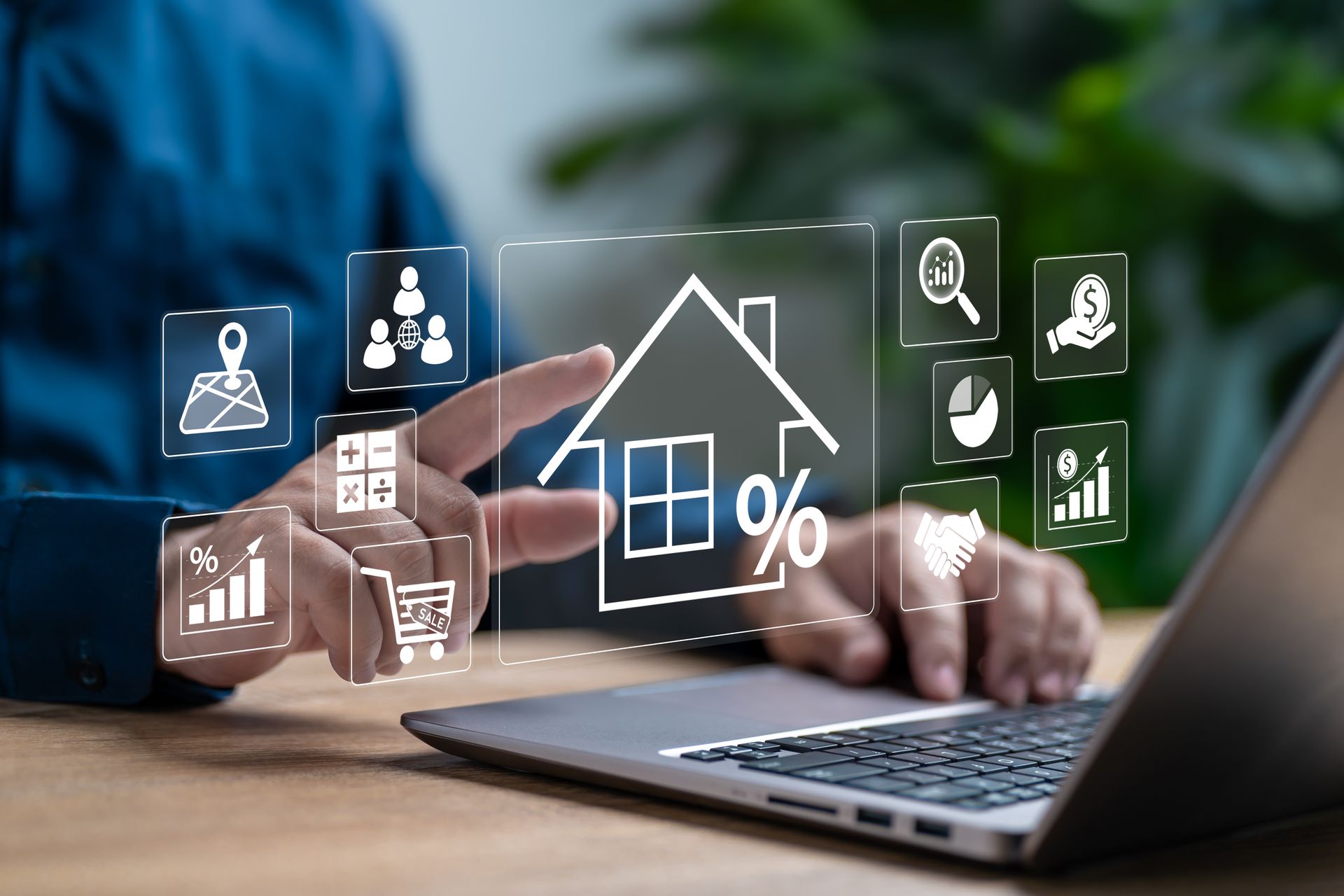 Une personne interagit avec une superposition numérique d'icônes immobilières et financières.