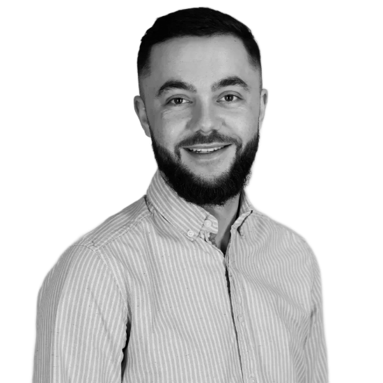 Photo portrait en noir et blanc de Nathan Lamirault, gérant de LAMIRAULT IMMOBILIER.